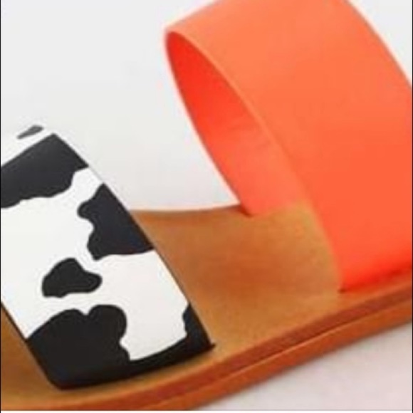 🤍🖤COW PRINT & ORANGE DOUBLE STRAP SANDAL - Picture 3 of 3